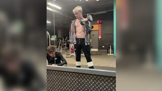 Потные парни из спортзала трахаются в душевых раздевалках порно